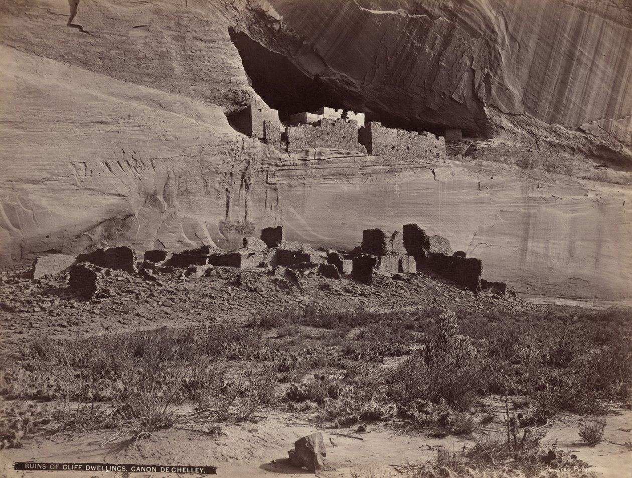 Ruínas de habitações nas falésias, Canyon de Chelly, 1879-1881 (foto) de John K. Hillers