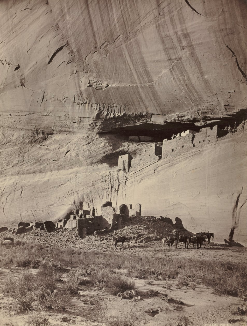 Ruínas de moradias de penhasco, Cañon de Chelly, Arizona, c. 1879-1881. de John K. Hillers