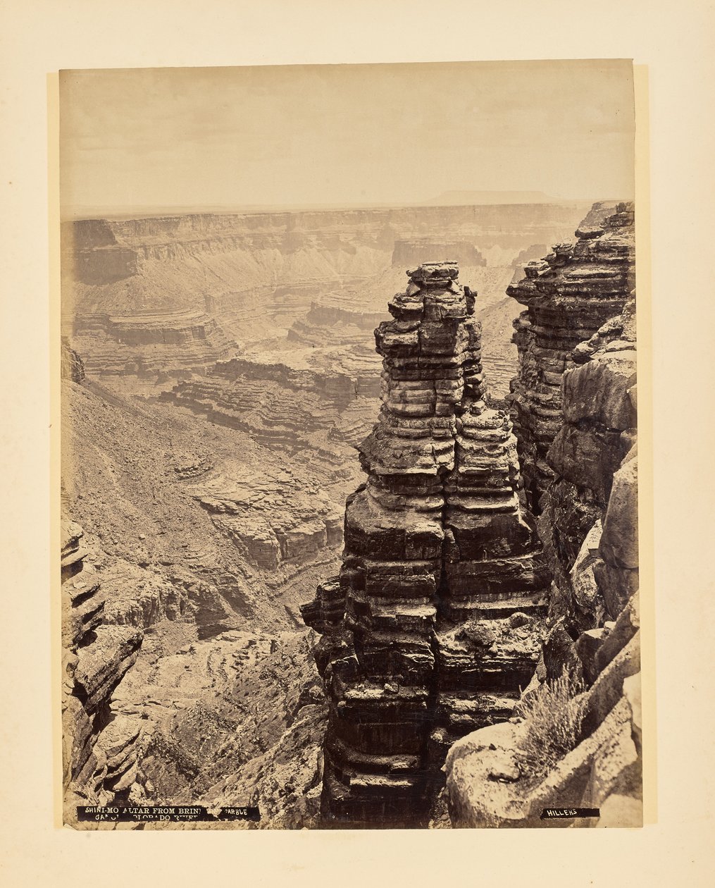 Altar de Shini-Mo, em Brink of Marble Canyon, no rio Colorado de John K. Hillers