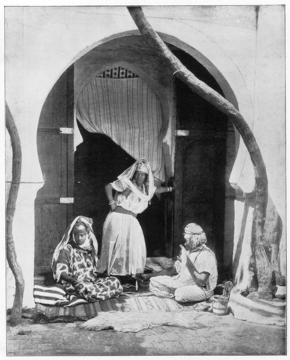 Grupo de mulheres, Argélia, África, final do século XIX de John L. Stoddard