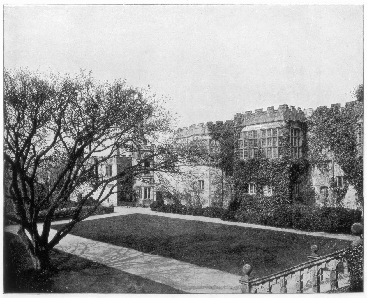 Haddon Hall perto de Bakewell, Derbyshire, Inglaterra, final do século XIX. de John L. Stoddard