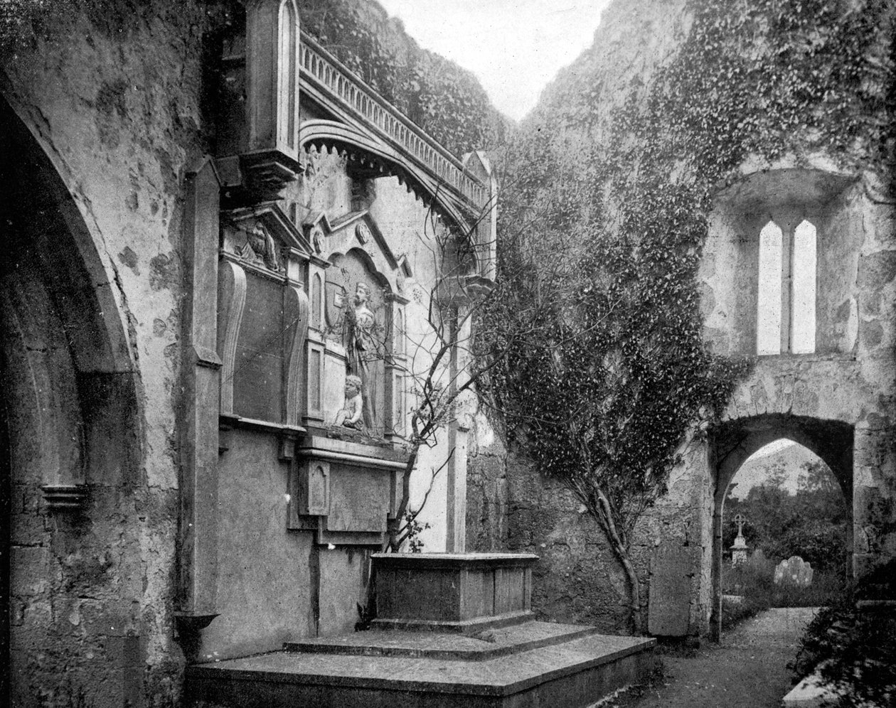 Abadia de Muckross, lagos de Killarney, Irlanda, 1893. de John L. Stoddard