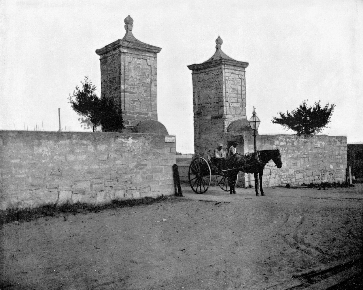 The Old City Gate, Santo Agostinho, Flórida, EUA, 1893. de John L. Stoddard