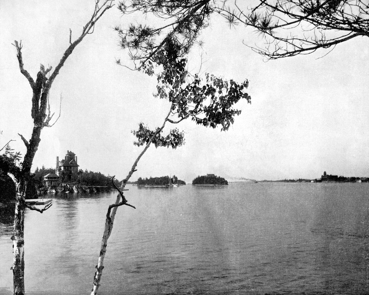 As Mil Ilhas, St Lawrence River, Canadá, 1893. de John L. Stoddard