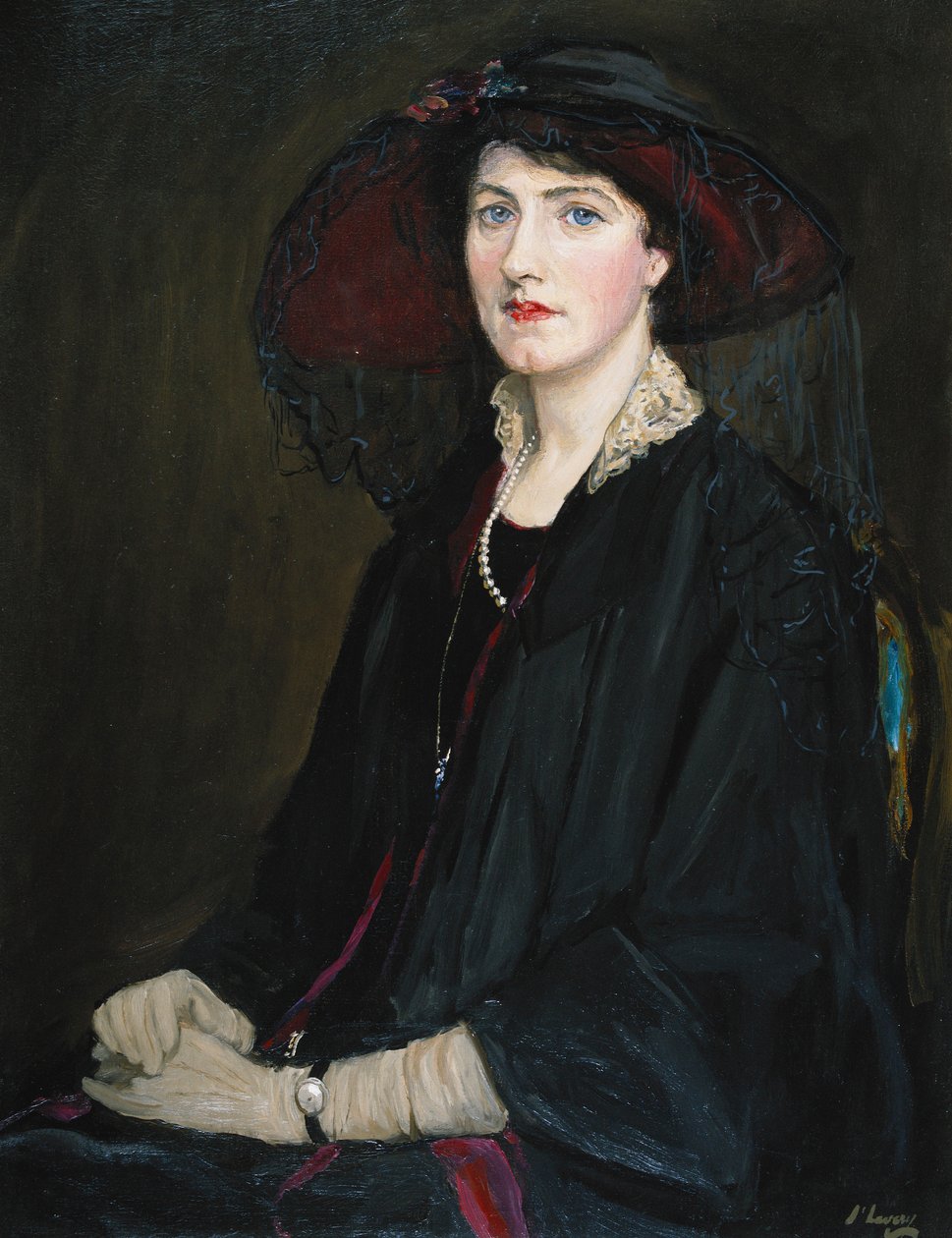 Portait de Lady Raeburn, sentada na metade do comprimento, em uma jaqueta com colarinho de renda, colar de pérolas e chapéu preto de John Lavery