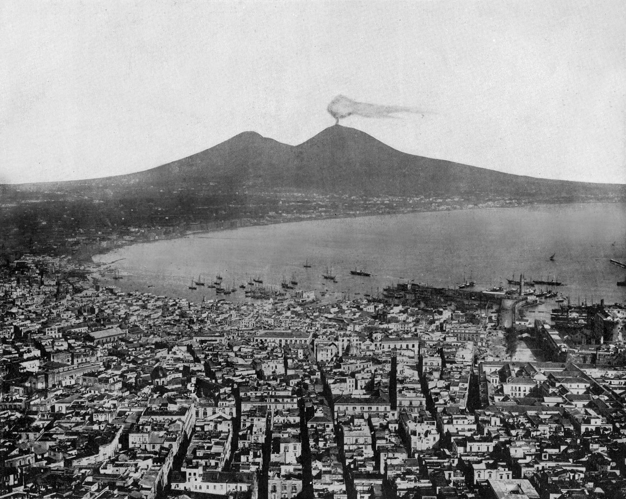 Uma vista da Baía de Nápoles (Itália) e ao fundo a Vesúvio (Vesúvio) (foto a p/b) de John Lawson Stoddard