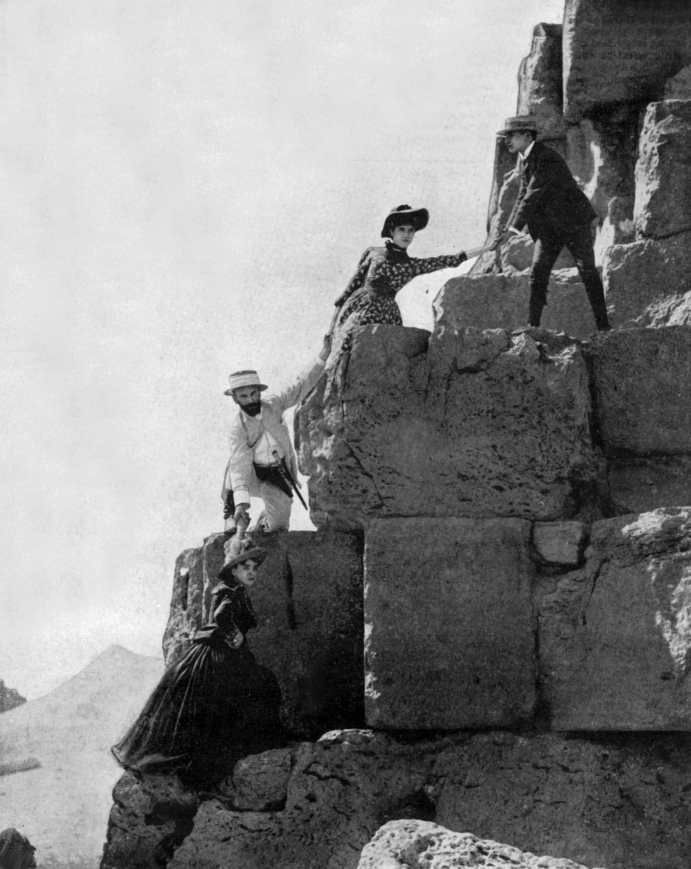 Ascensão da grande pirâmide de Cheops em Gizé, Egito, c. 1890 (foto a p/b) de John Lawson Stoddard