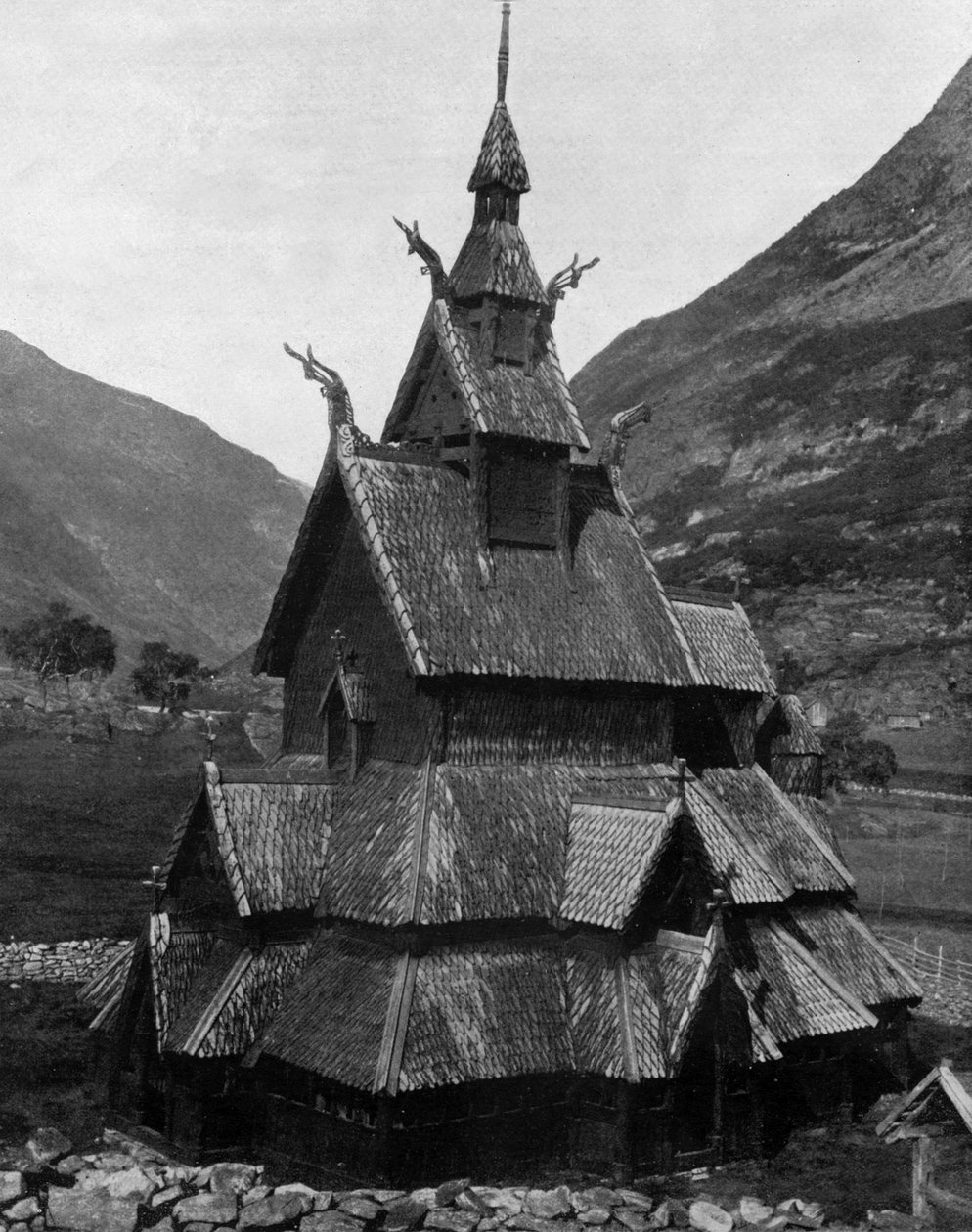 Igreja de Borgund Wood na Noruega (século 12) (foto a p/b) de John Lawson Stoddard
