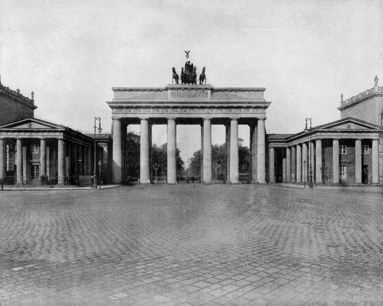 Portão de Brandeburgo em Berlim, na Alemanha (foto a p/b) de John Lawson Stoddard