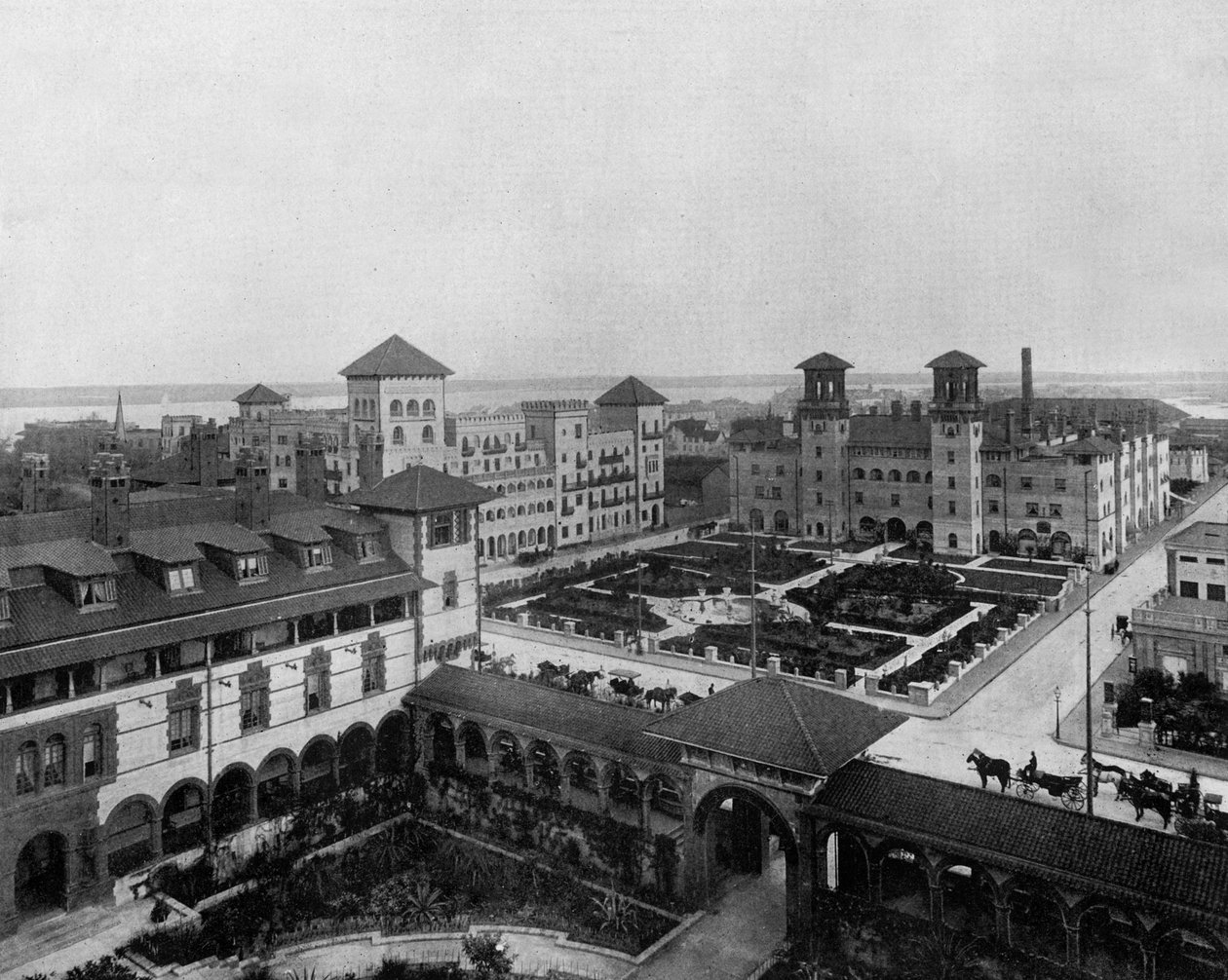 Hotéis em Saint Augustin, Florida: o Alcazar, o Cordoue, o Pont de Leon, c. 1900 (foto a p/b) de John Lawson Stoddard