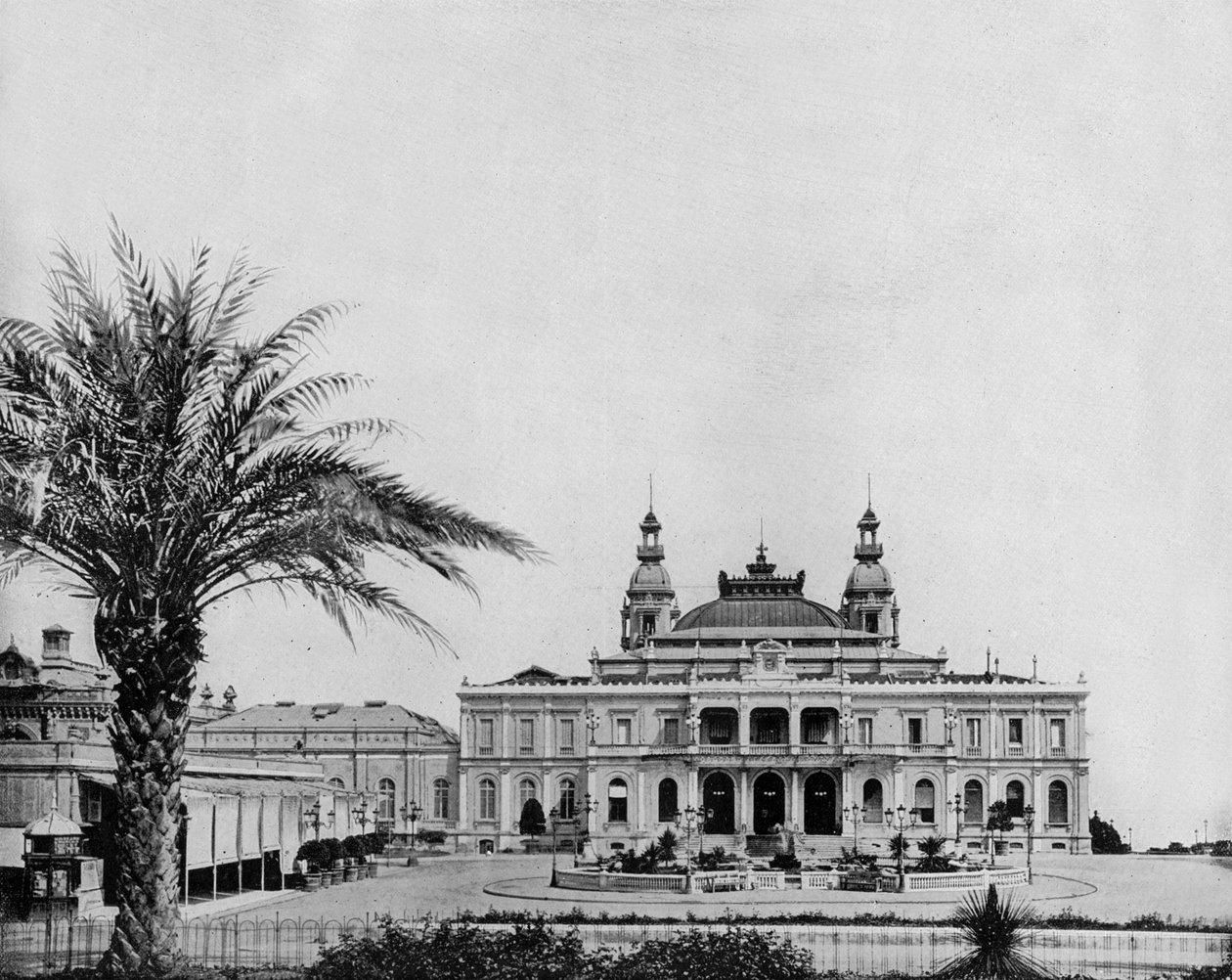 Monte Carlo casino construído em 1863 por Charles Garnier (foto a p/b) de John Lawson Stoddard