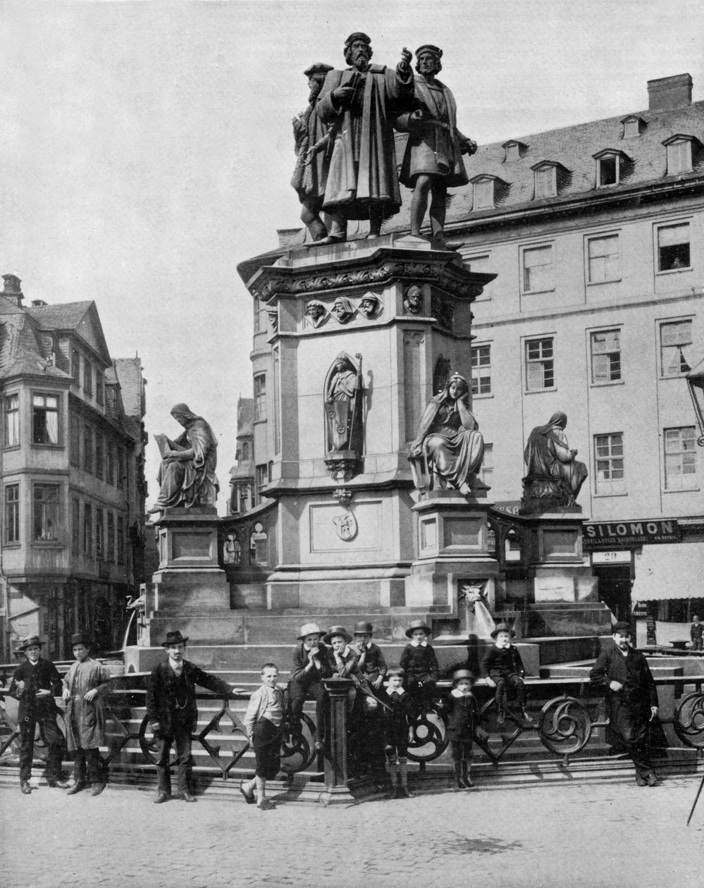 Monumento em memória de Gutenberg (v.1397-1468) inventor alemão da tipografia, Francfort (foto a p/b) de John Lawson Stoddard