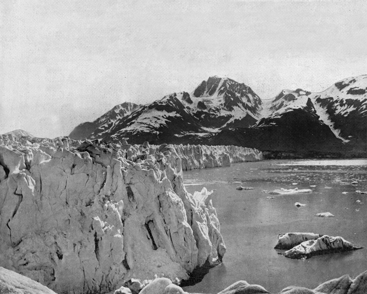 Geleira de Muir no Alasca (foto a p/b) de John Lawson Stoddard