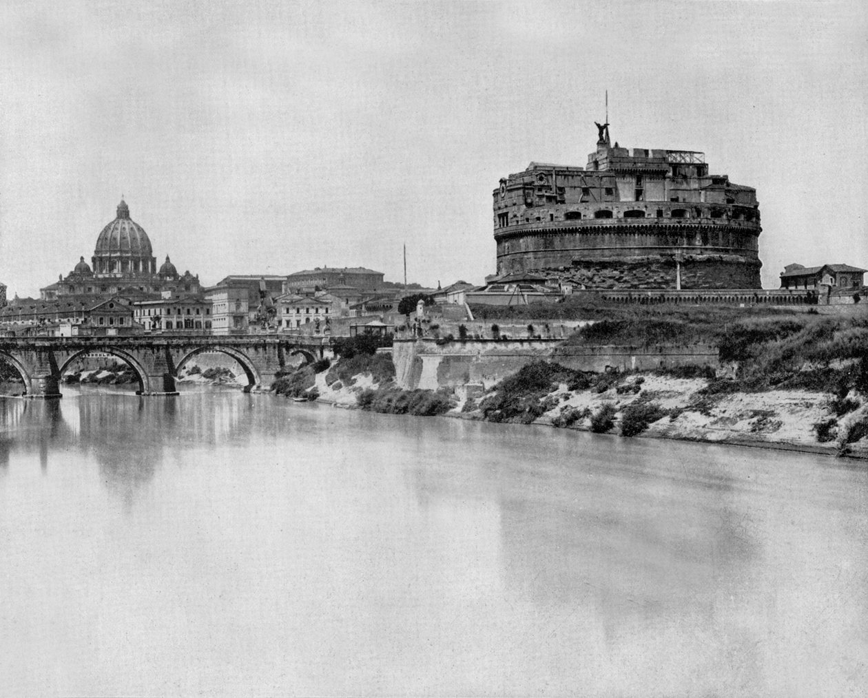 Castelo de San Angelo e ponte sobre o rio Tibre, ao fundo: basílica de São Pedro em Roma (foto a p/b) de John Lawson Stoddard