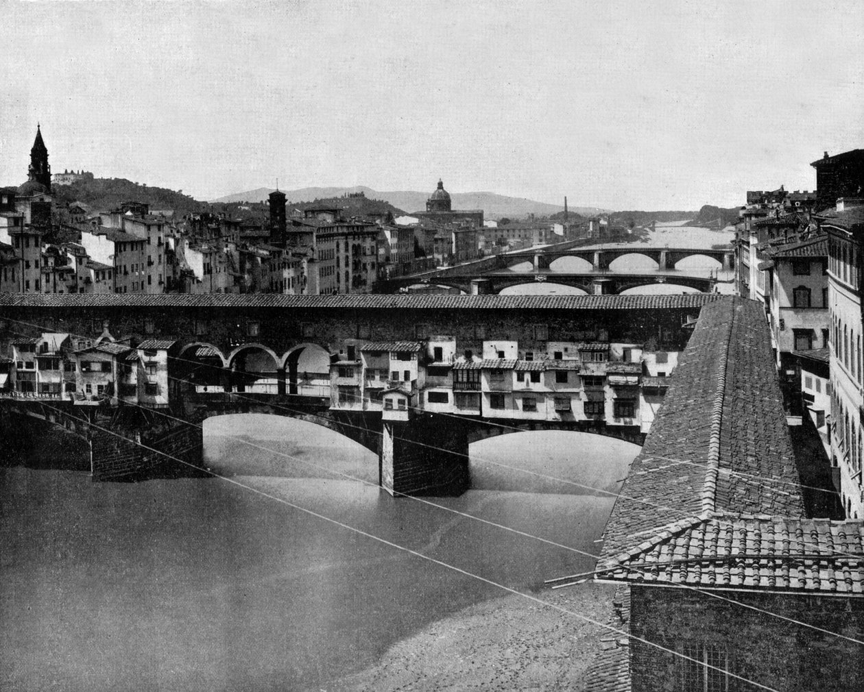 A Ponte Vecchio em Florença, Itália, antiga ponte sobre o rio Arno (foto a p/b) de John Lawson Stoddard