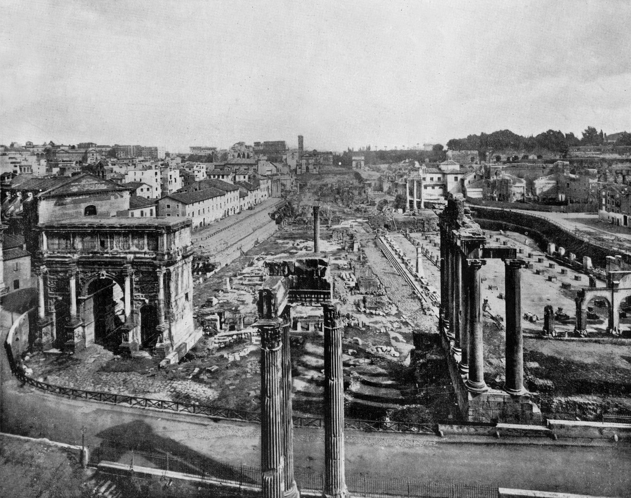 O fórum em Roma com ruínas de monumentos antigos: arco de Septime Severe (l), colunas do templo Saturne (r) e colunas do templo Vespasiano (c, em primeiro plano) (foto a p/b) de John Lawson Stoddard