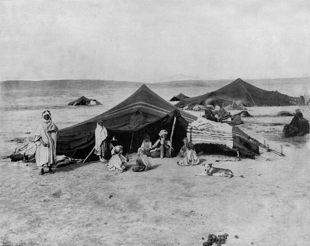 acampamento no deserto do Saara, África (foto a p/b) de John Lawson Stoddard