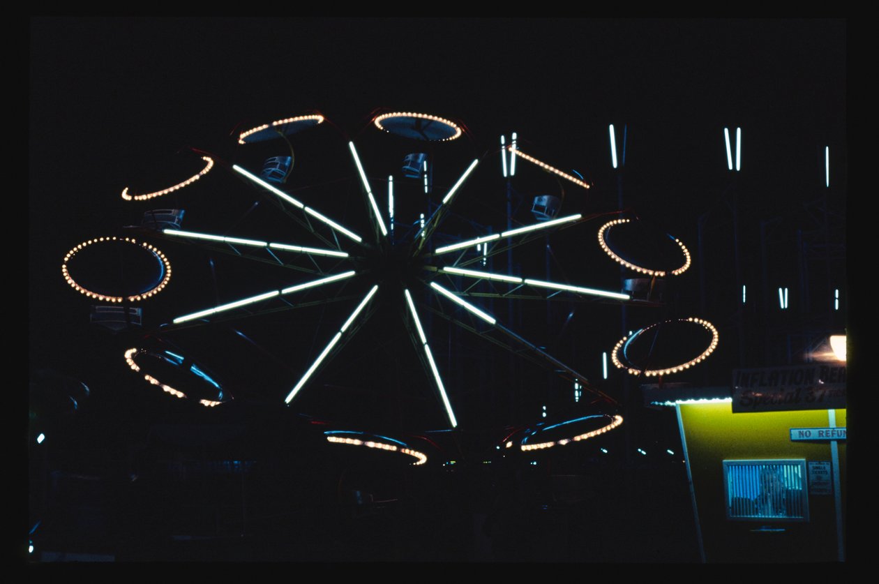 Passeio no parque de diversões à noite, Atlantic City, Nova Jersey, EUA de John Margolies