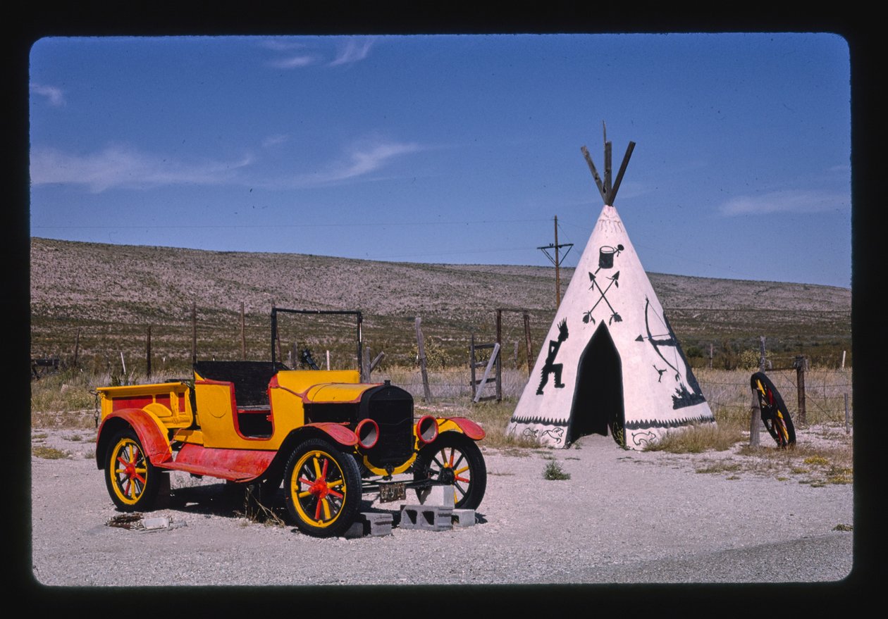 Posto de comércio de Apache Canyon, tenda e carro, Routes 62 e 180, Whites City, Novo México, EUA de John Margolies