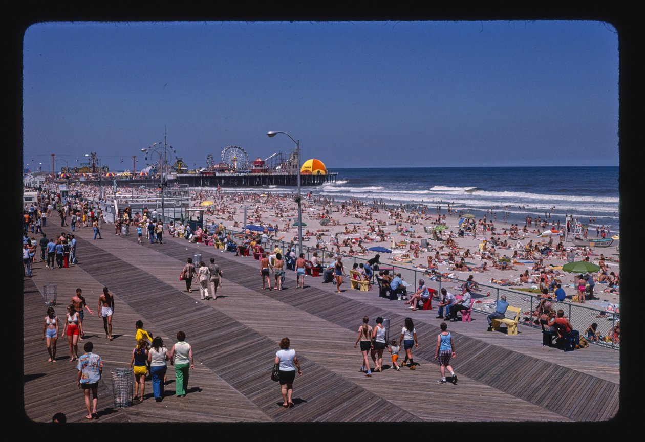 Calçadão, praia, Cais do Casino, Seaside Heights, Nova Jersey, EUA de John Margolies