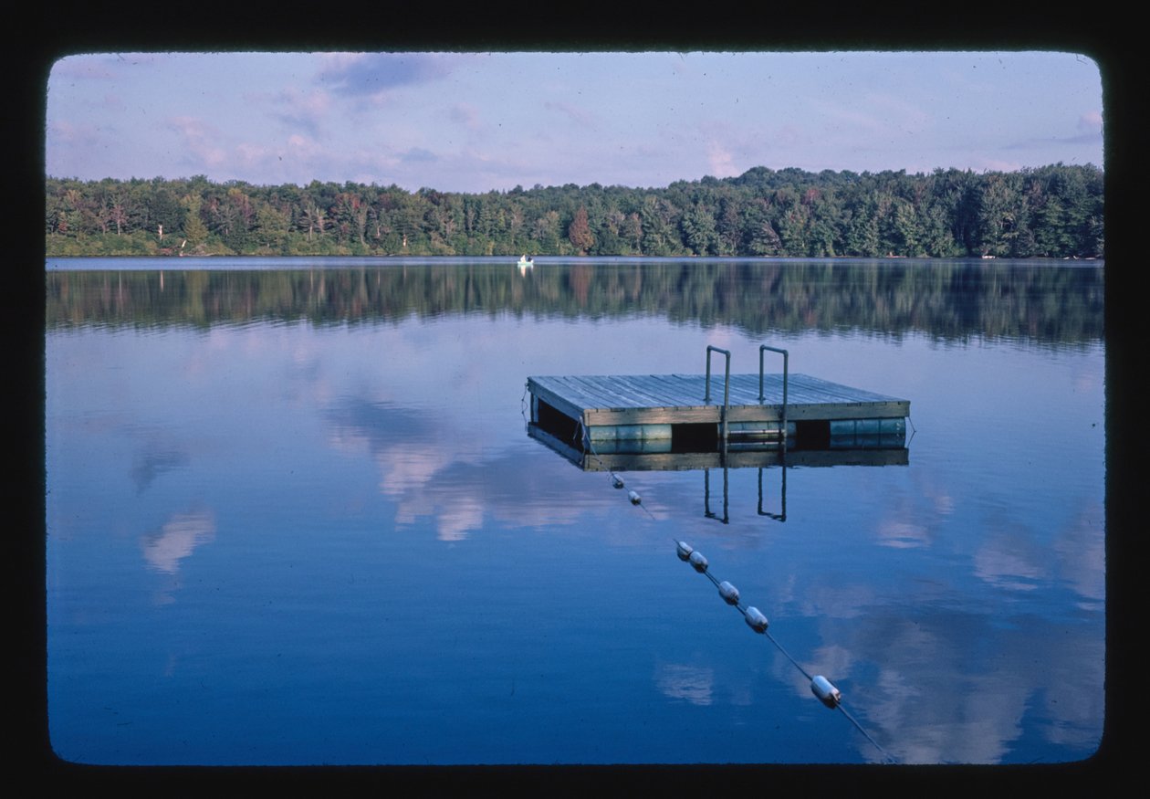 Menges Sand Pond, Menges Lakeside Resort, Livingston Manor, Nova Iorque, EUA de John Margolies