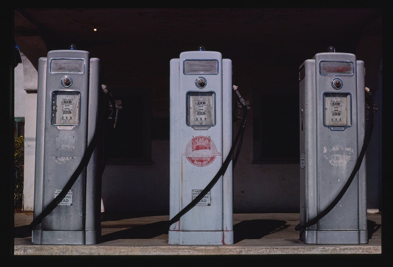 Olympic Gas Pumps, San Diego, Califórnia, EUA de John Margolies