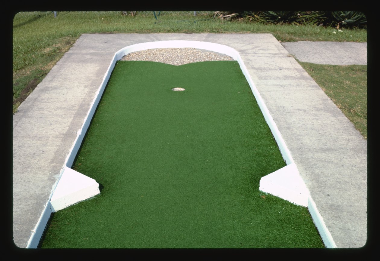 Buraco Pebble Trap, Jekyll Island Mini Golf I, Jekyll Island, Geórgia, EUA de John Margolies