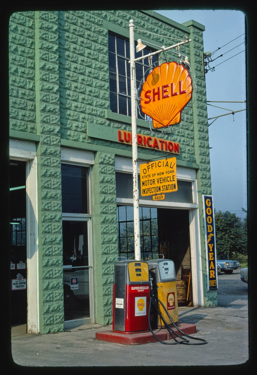Estação de gasolina Shell, Delaware Street, Walton, Nova Iorque, EUA de John Margolies