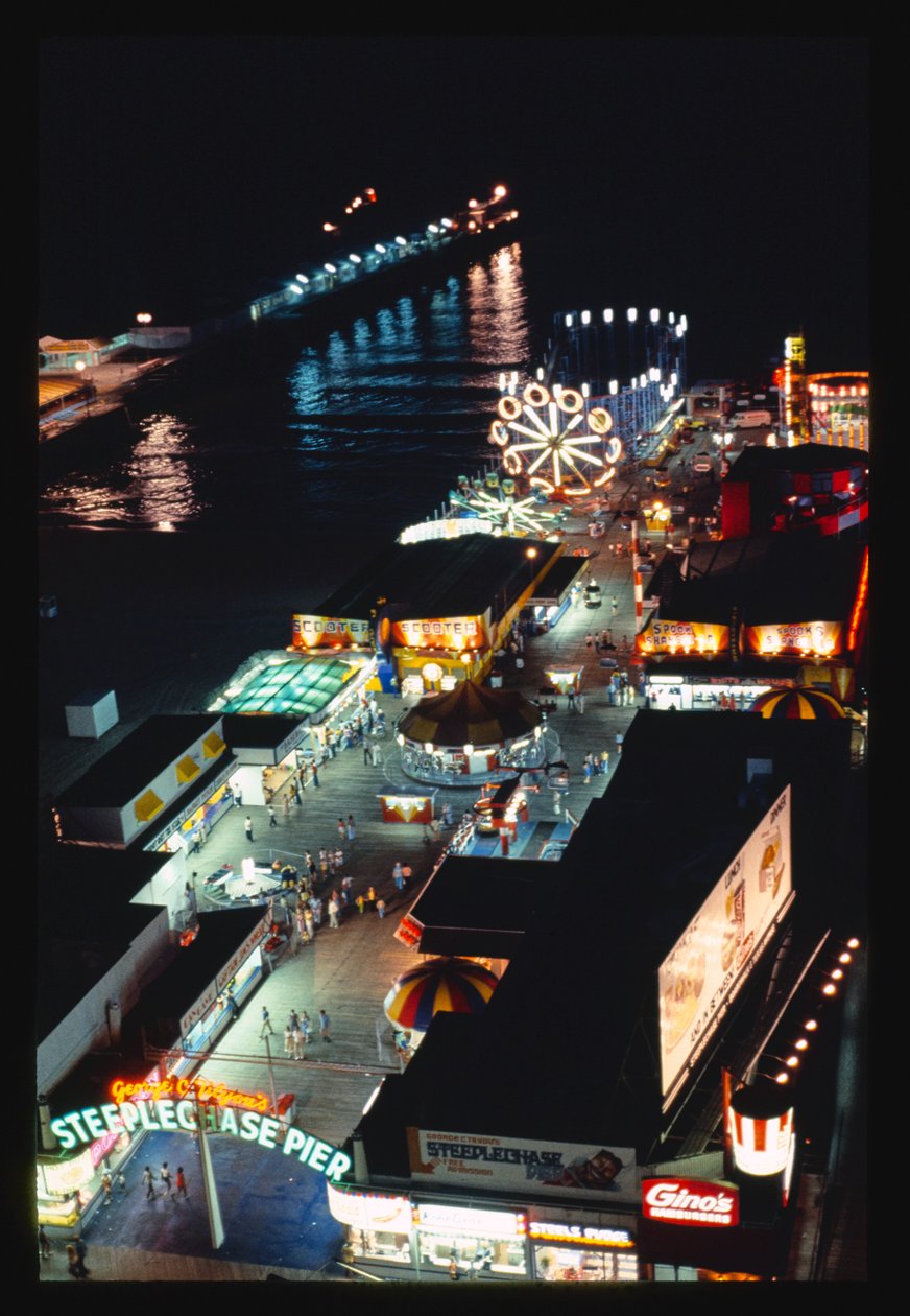 Cais de Steeplechase à noite, Atlantic City, Nova Jersey, EUA de John Margolies