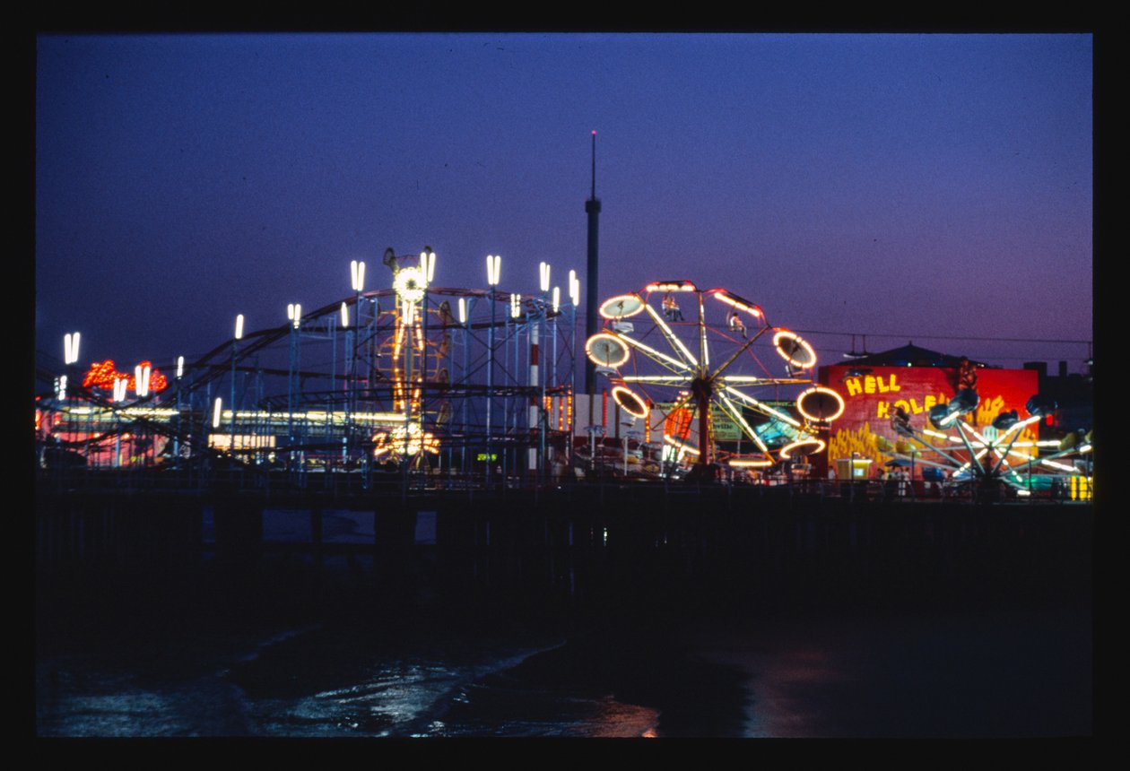 Cais de Steeplechase à noite, Atlantic City, Nova Jersey, EUA de John Margolies