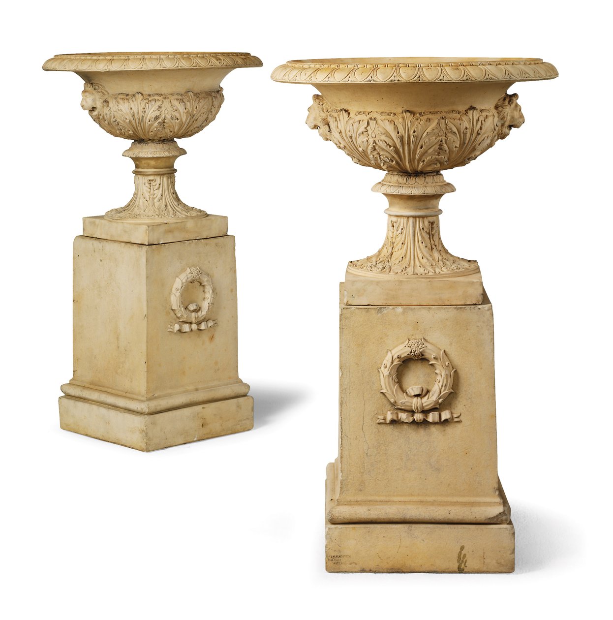 Par de urnas e pedestais (terracota) de John Marriott Blashfield
