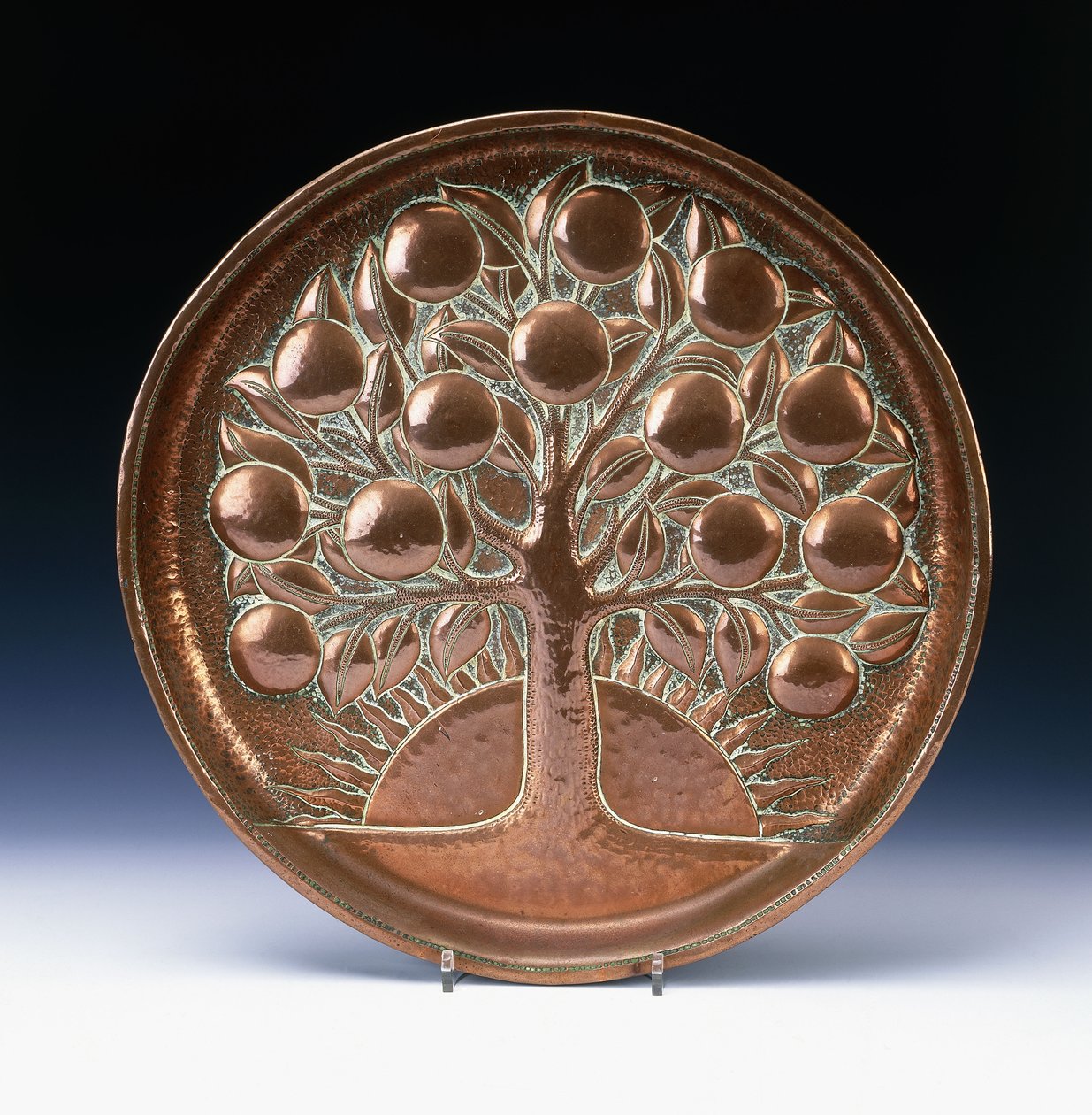 Um carregador de cobre martelado em relevo com uma árvore frutífera, antes do pôr do sol de John Pearson
