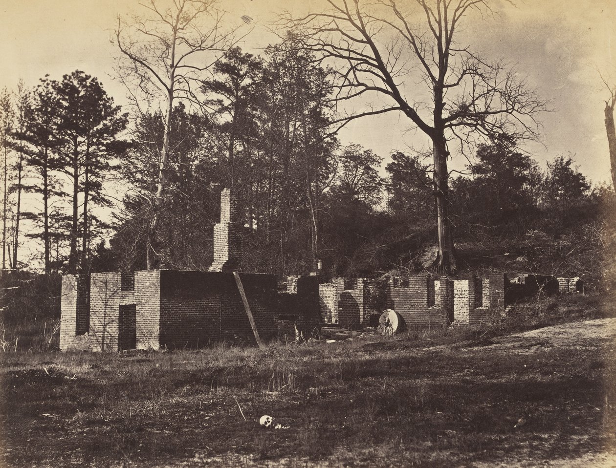 Ruins on Gaines Mill, Virgínia., Abril de 1865 (impressão de albumina montada em papel de capa) de John Reekie