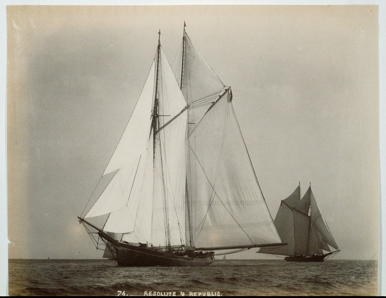 Os iates-escuna RESOLUTE +
REPUBLIC, provavelmente da década de 1890 (Impressão albuminada) de John S. Johnston