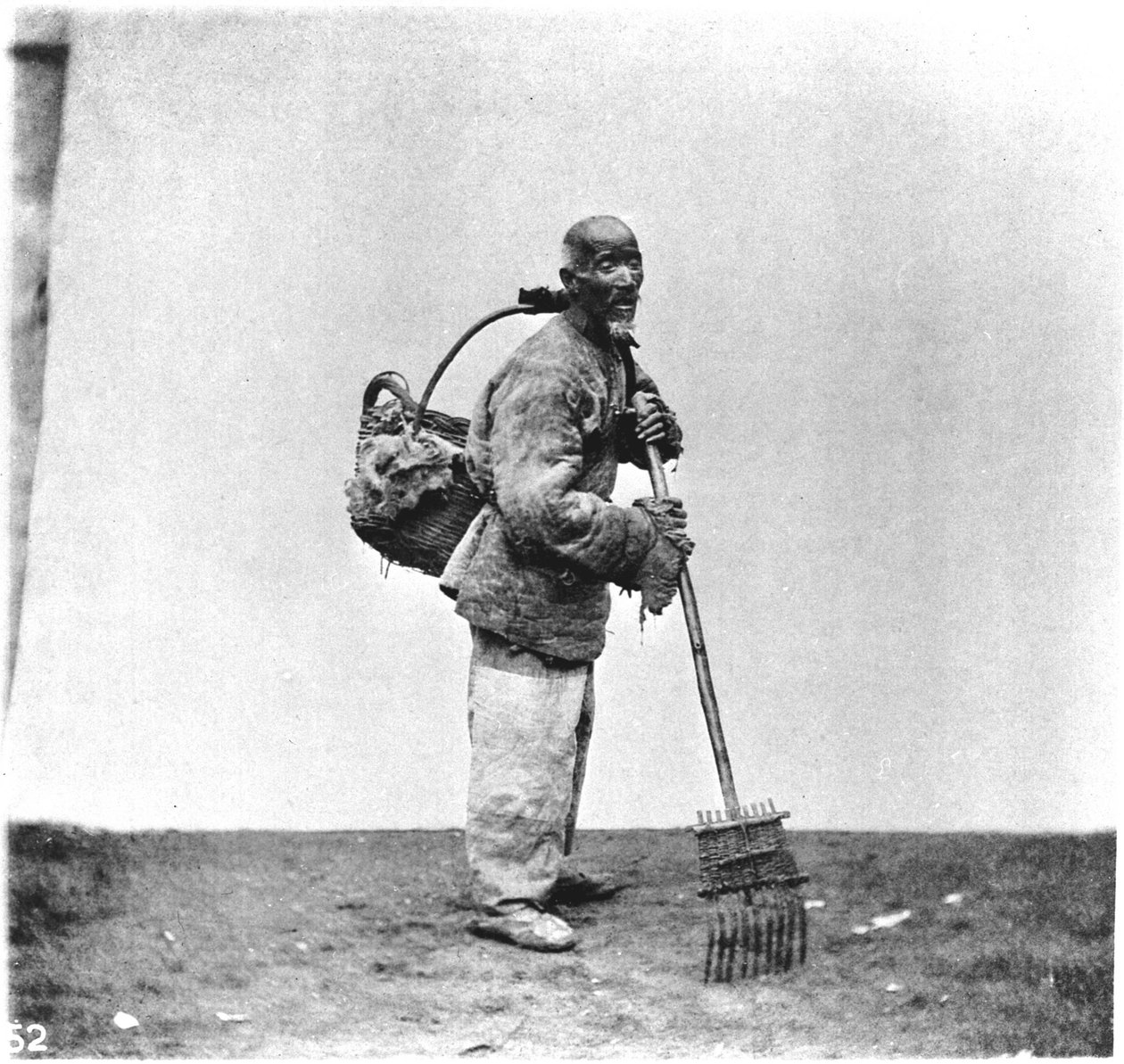 Um jornal diário na China por volta de 1870 (foto) de John Thomson