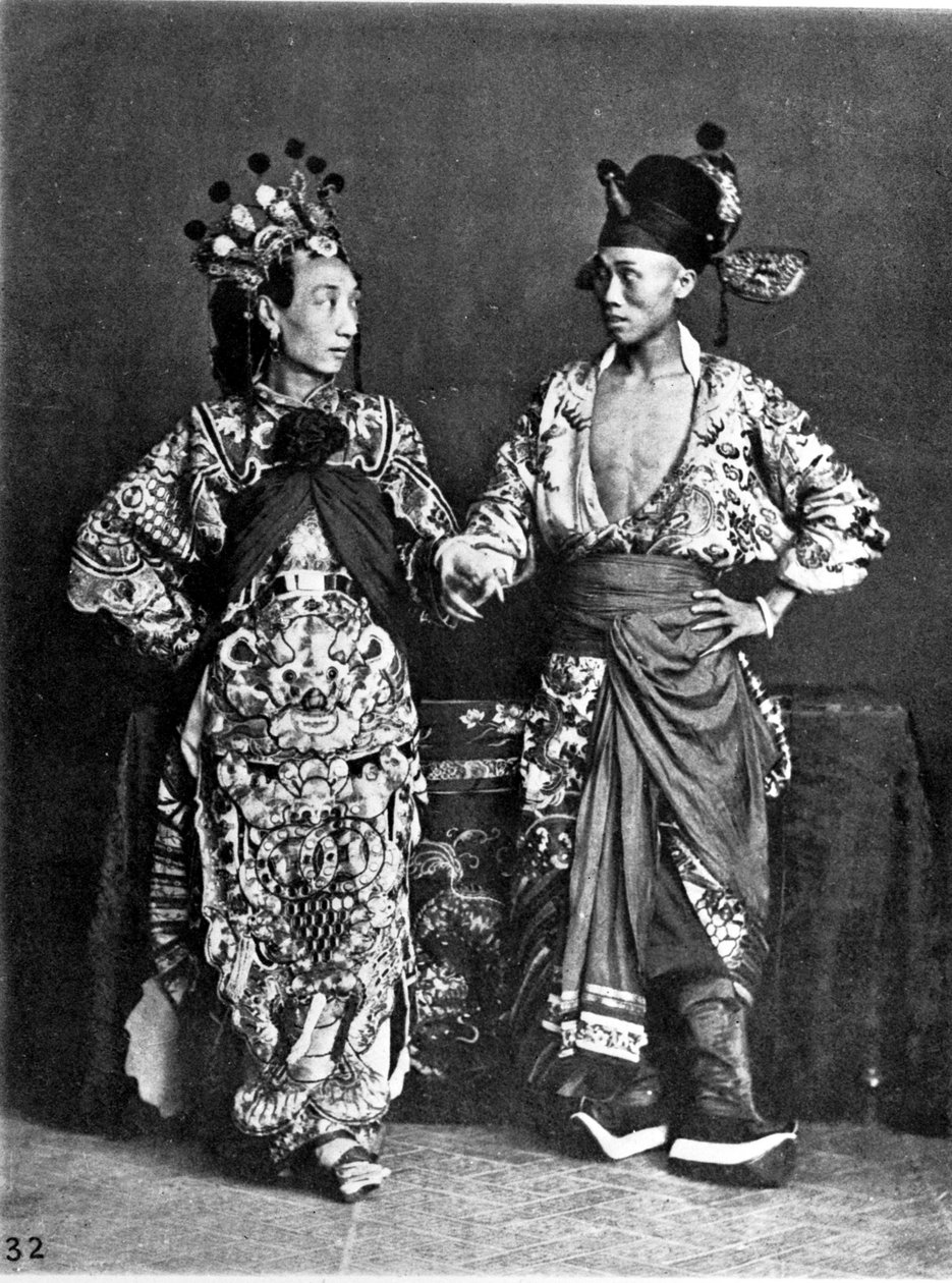 China, 2 atores (homens) dançam, c.1870 (foto) de John Thomson