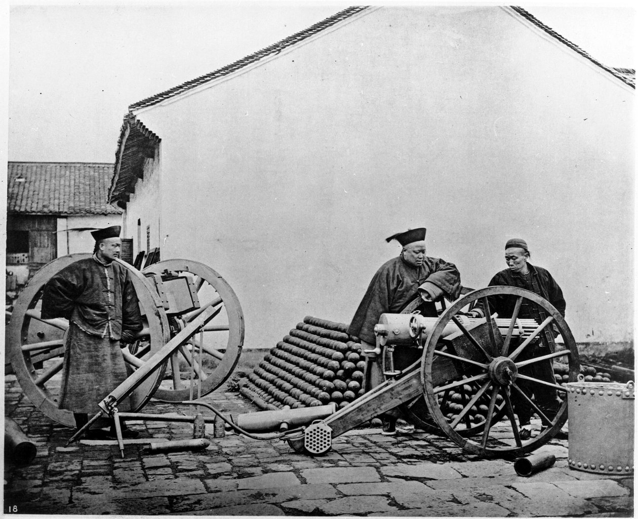China, oficiais de artilharia e soldados c.1870 (foto) de John Thomson