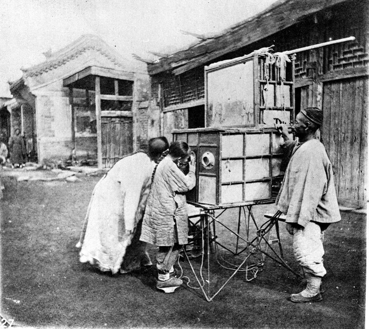 China, o espectáculo de espreitadelas, por volta de 1870 (foto) de John Thomson