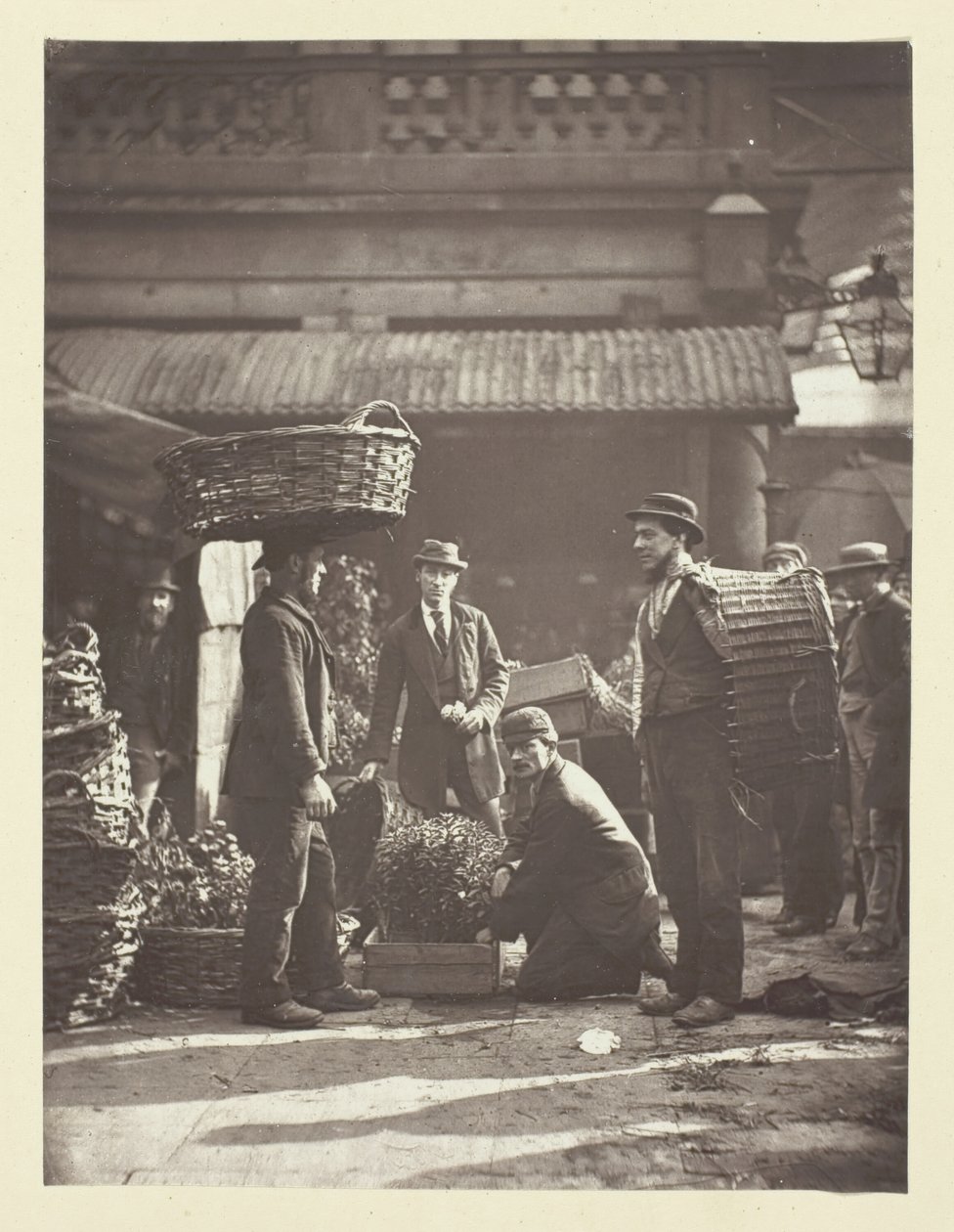 Covent Garden Labourers, 1881. de John Thomson