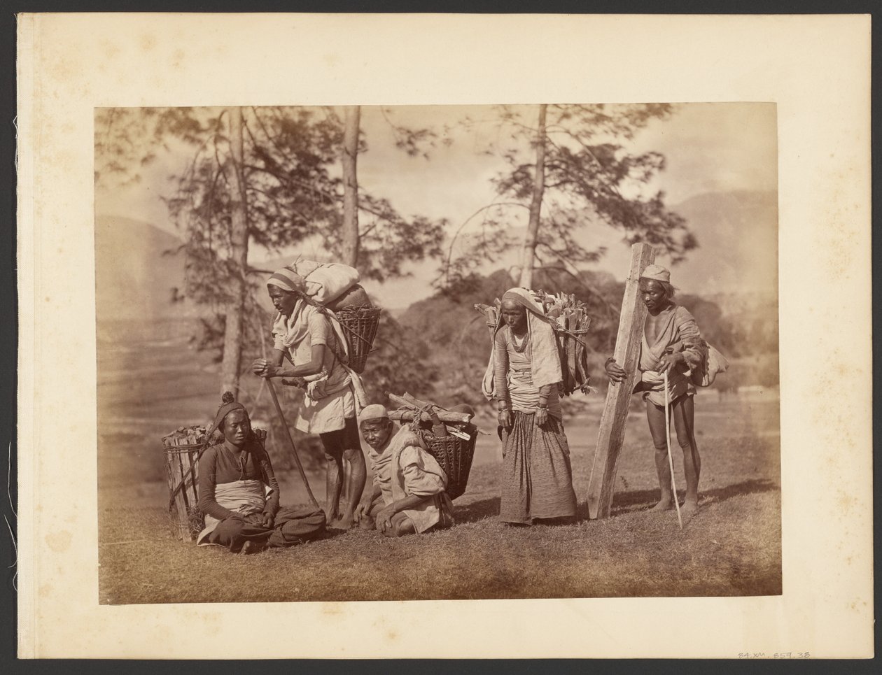 [Grupo de homens que transportam cestos] de John Thomson