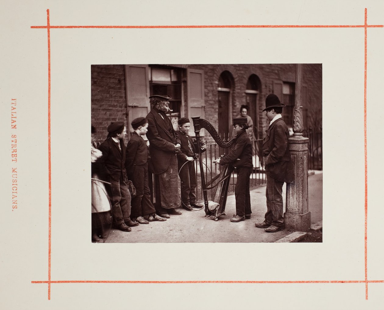 Músicos de rua italianos, 1877. de John Thomson
