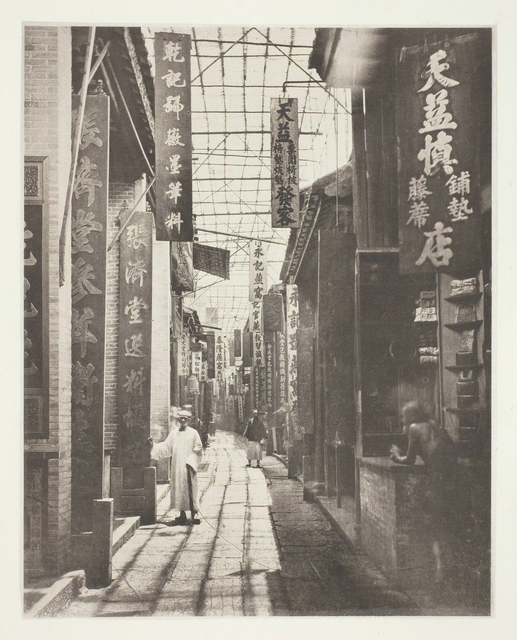 Physic Street, Canton, c. 1868. de John Thomson