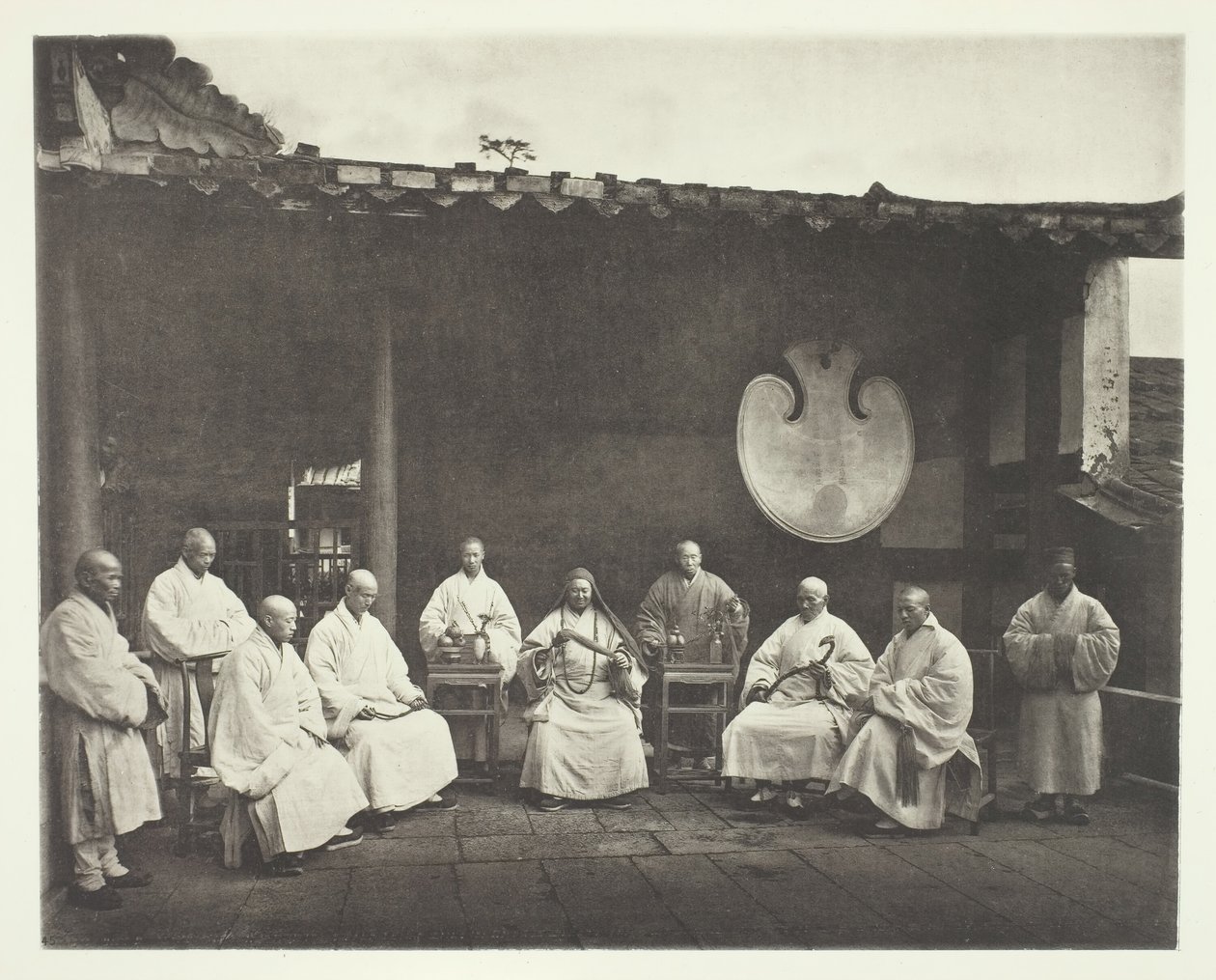 O abade e monges de Kushan, c. 1868. de John Thomson