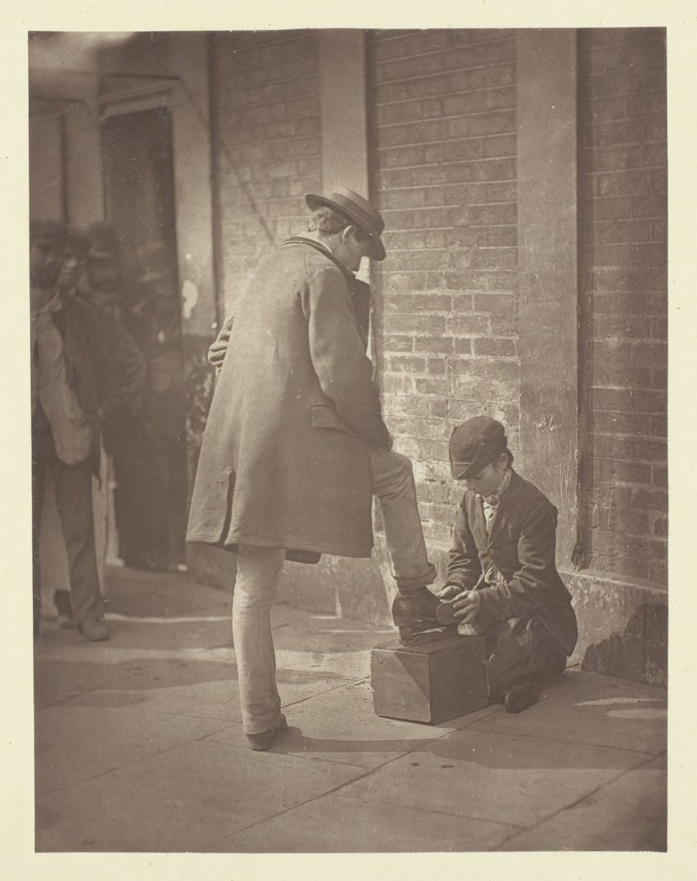 The Independent Shoe-Black, 1881. de John Thomson