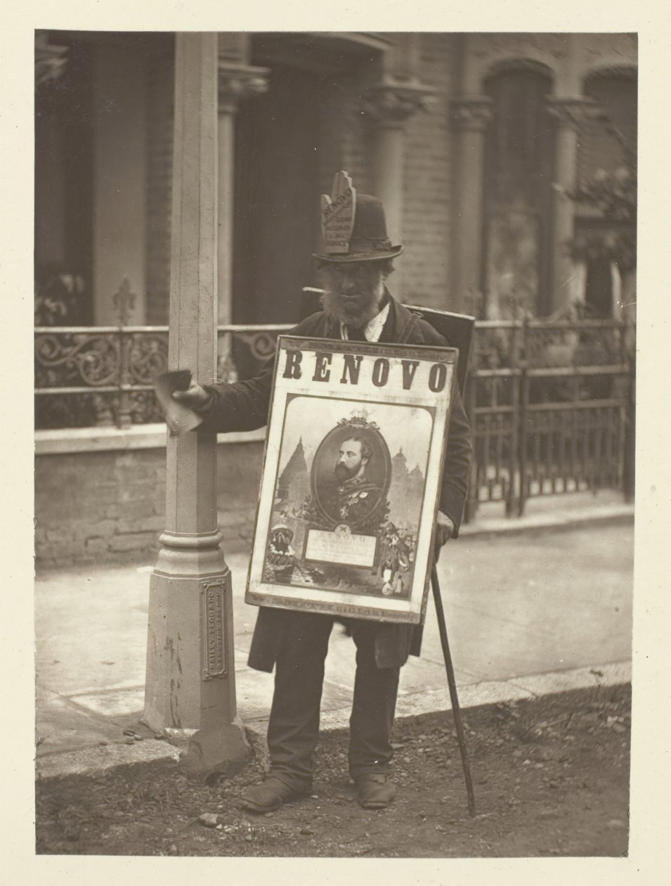 The London Boardmen, 1881. de John Thomson