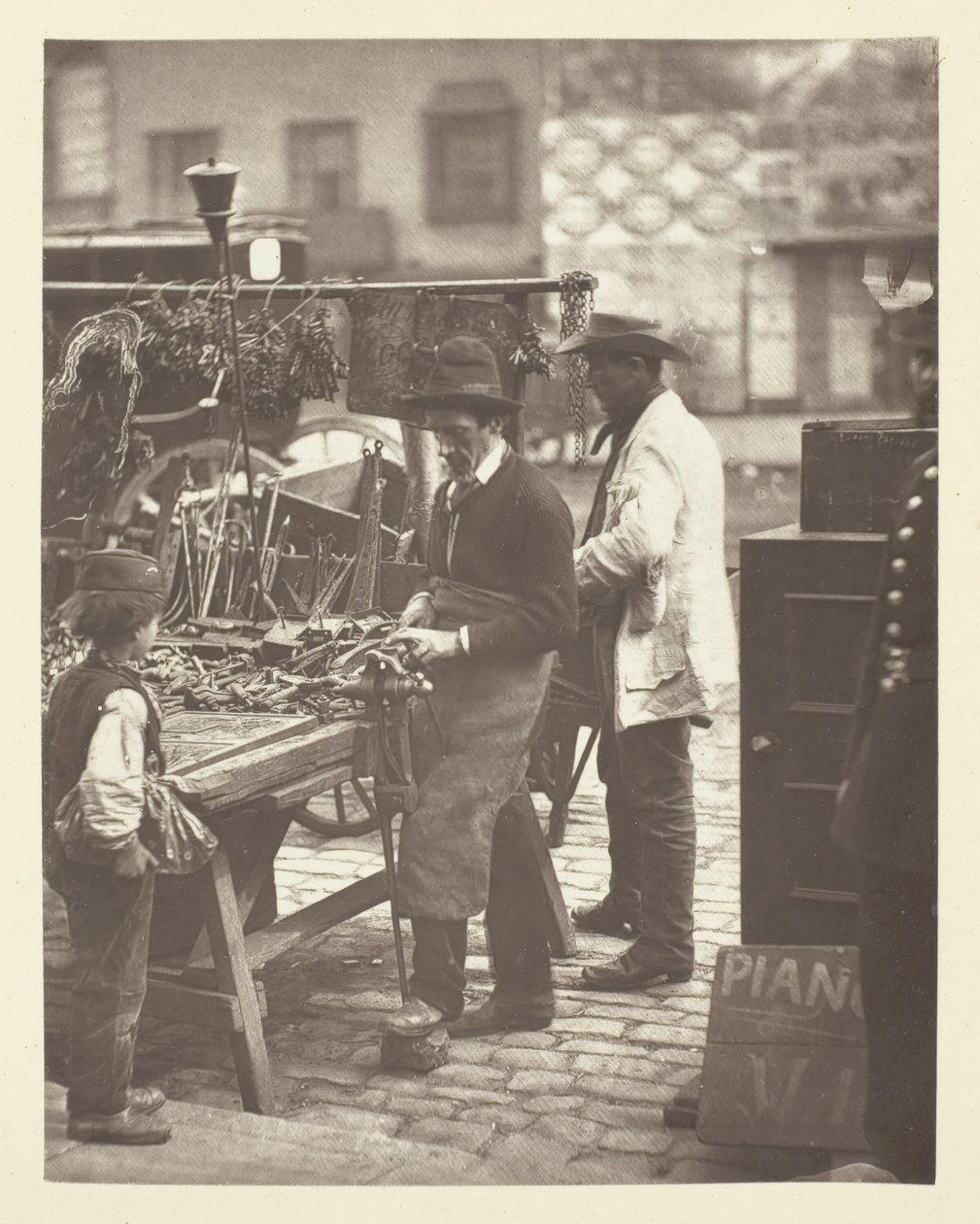 O serralheiro da rua, 1881. de John Thomson