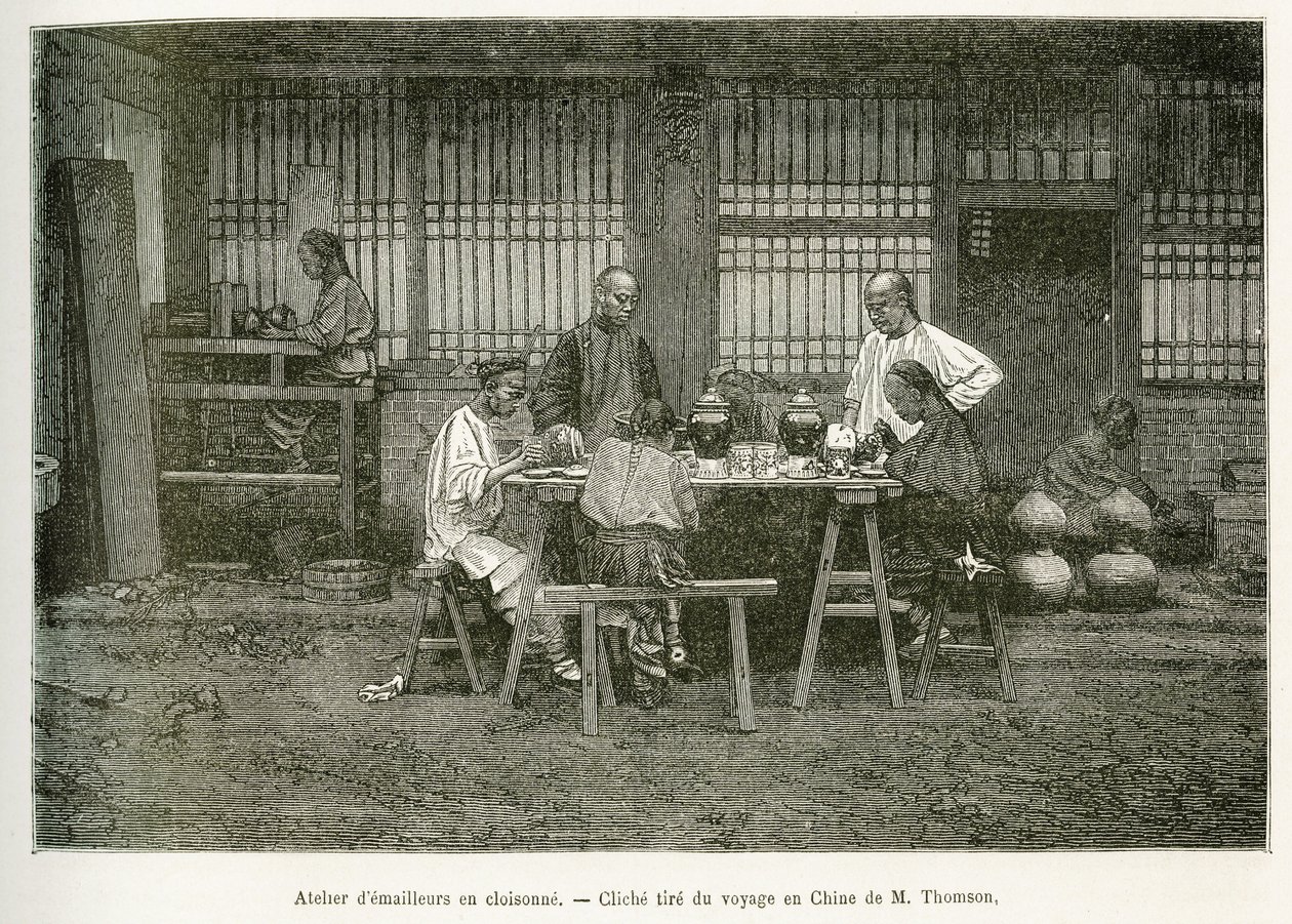 Os artesãos de uma oficina de cloisonne em Pekin. Gravura após uma fotografia de M.Thomson para ilustrar a viagem a Pequim e ao norte da China, de T.Chutze, em 1873, publicada em "Le tour du monde ", 1876, editada por Edouard Charton, edição Hachette, Pa de John Thomson