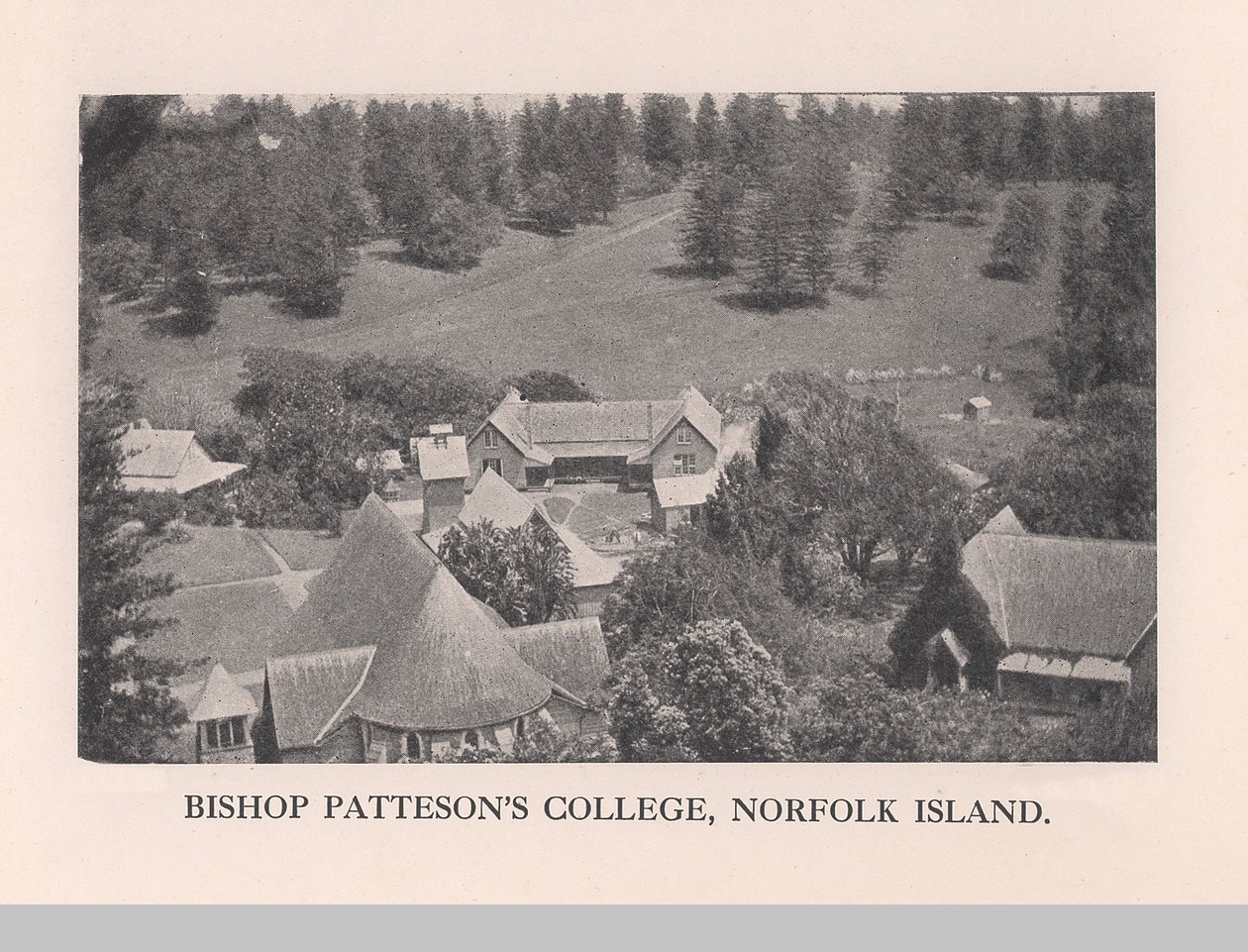 Bishop Pattesons College, Ilha de Norfolk, 1912 de John Watt Beattie