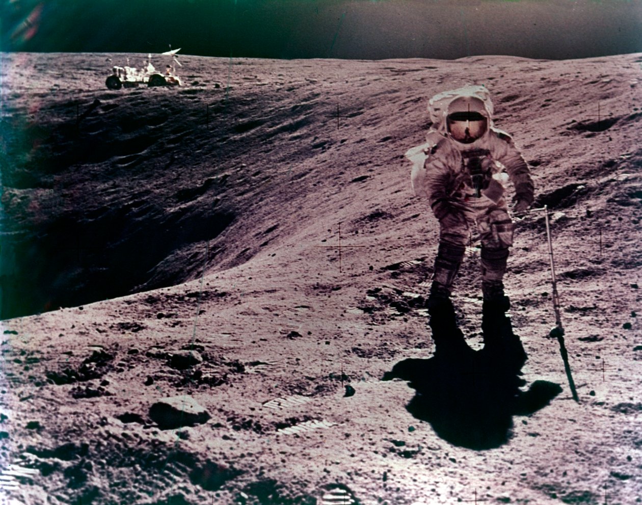 Astronauta Charles Duke no local de desembarque dos Descartes, missão Apollo 16, Abril de 1972. de John Watts Young