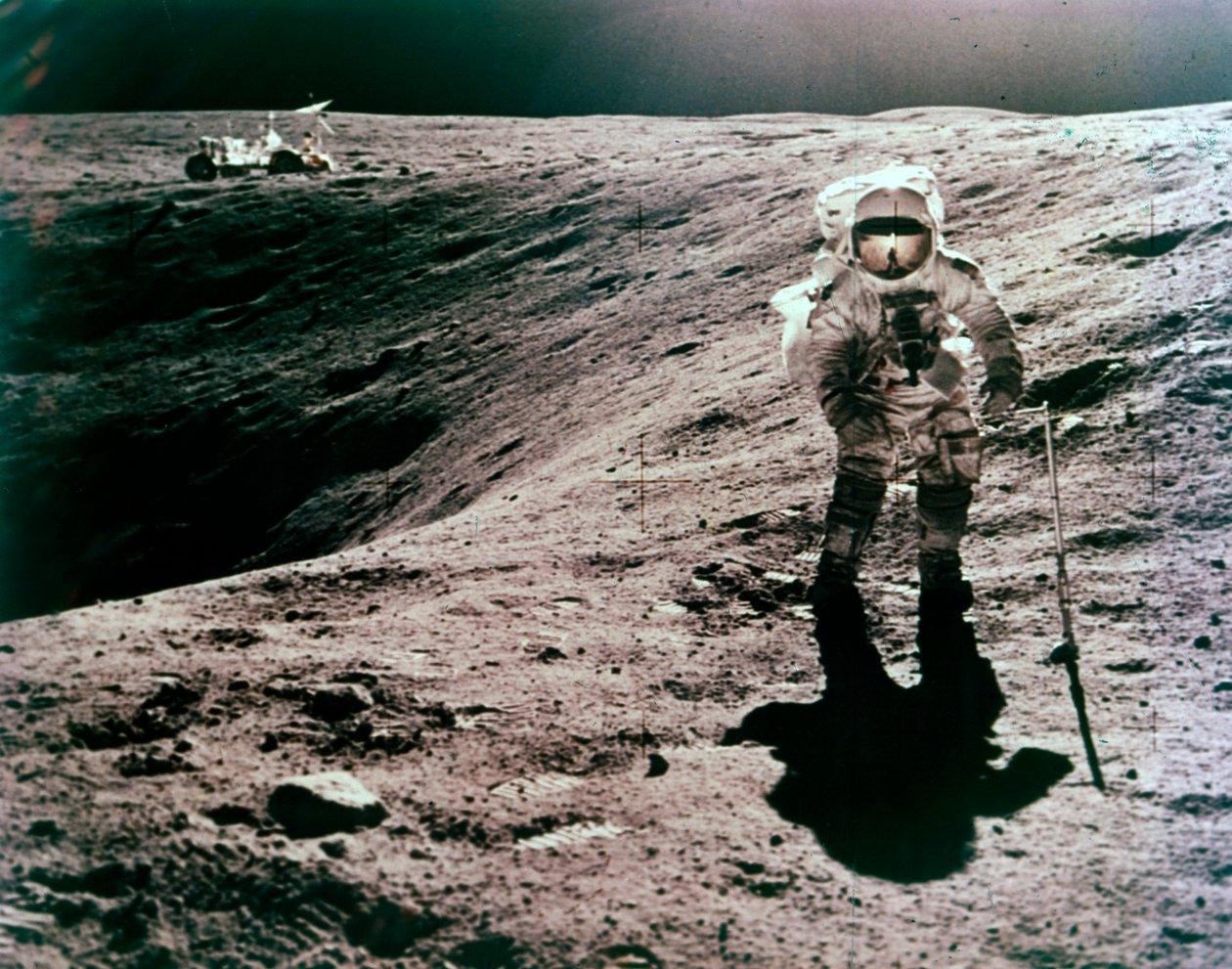 Astronauta Charles Duke no local de pouso de Descartes, missão Apollo 16, abril de 1972. de John Watts Young